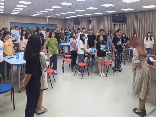 黄雨涵同学教大家一边鞠躬一边说日语的“谢谢”